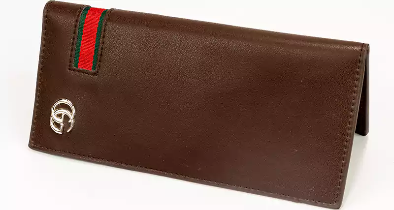 محفظة باسبور رجالي جلد من جوتشي ، تصميم كلاسيك، بني غامق GU-22