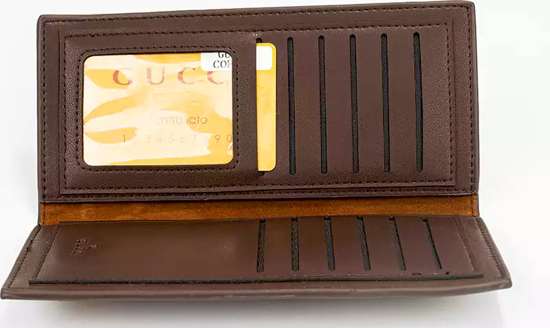 محفظة باسبور رجالي جلد من جوتشي ، تصميم كلاسيك، بني غامق GU-22