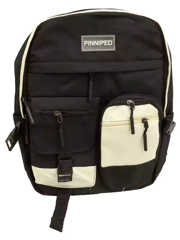 شنطة  ظهر مدرسية من بين بيد باللون الأسود