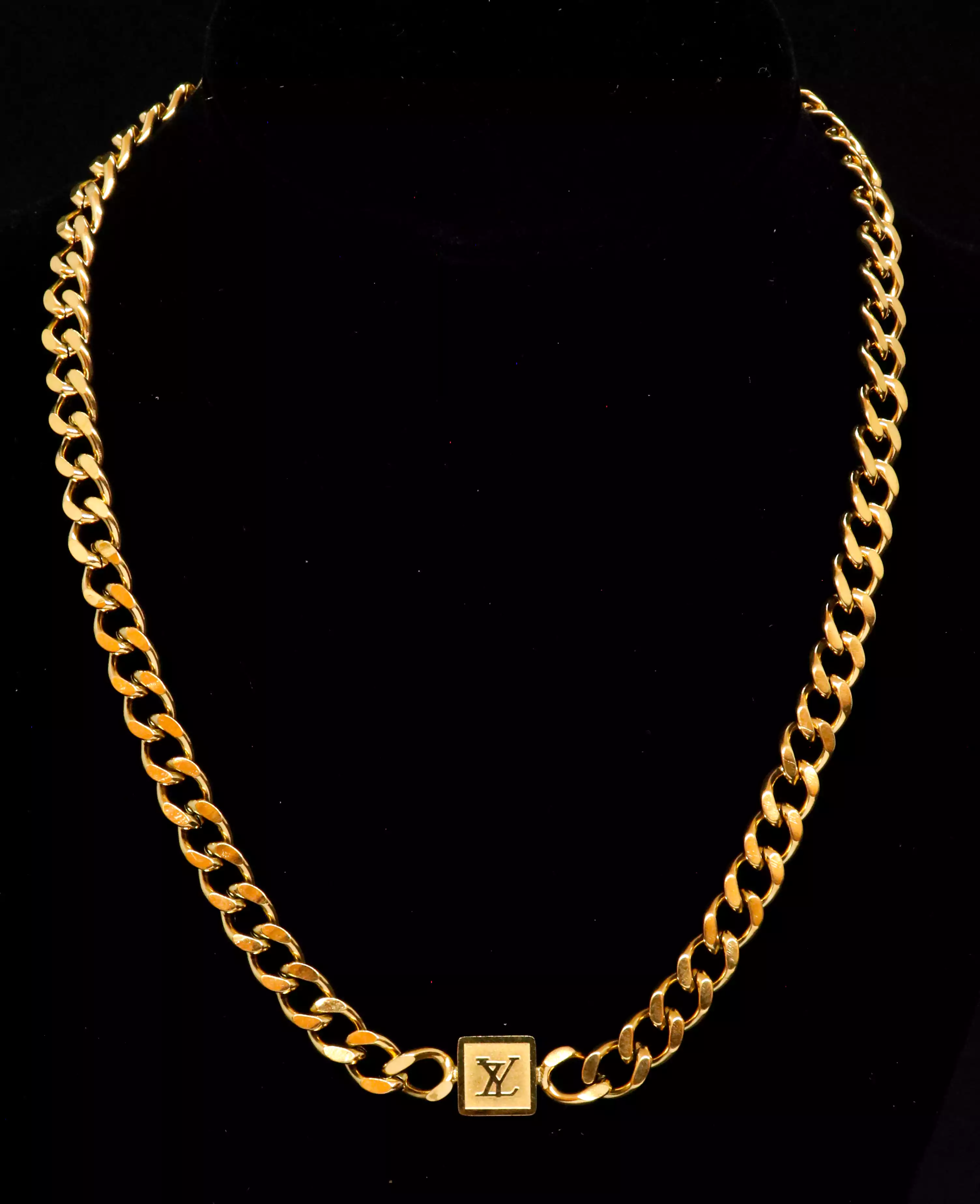طقم مجوهرات  ذهبي بتصميم لويس فيتون، مكون من سلسلة وأنسيال للنساء والبنات، LV1