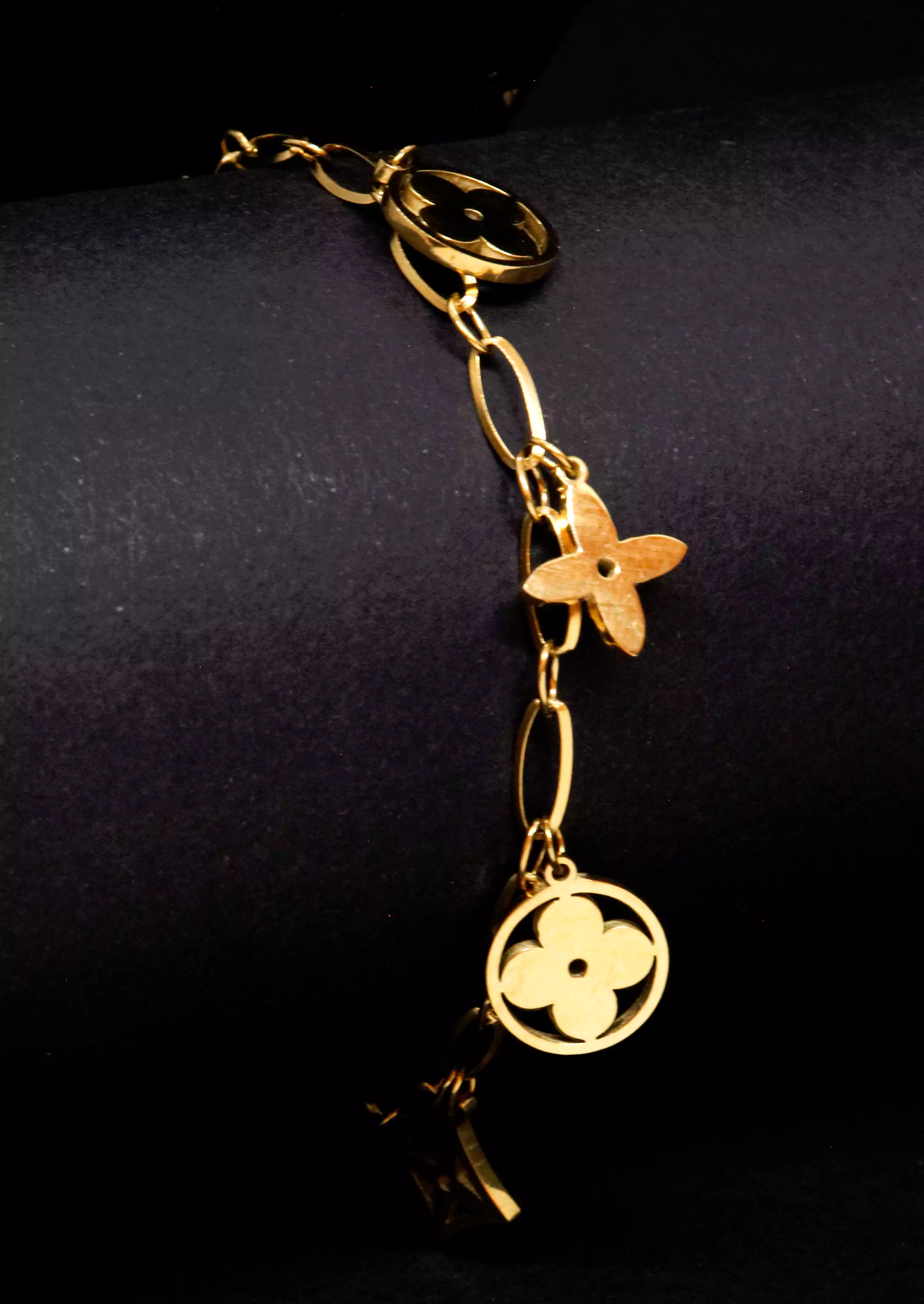 طقم مجوهرات ذهبي تصميم لويس فيتون ، مكون من سلسلة وأنسيال للنساء والبنات، LV3