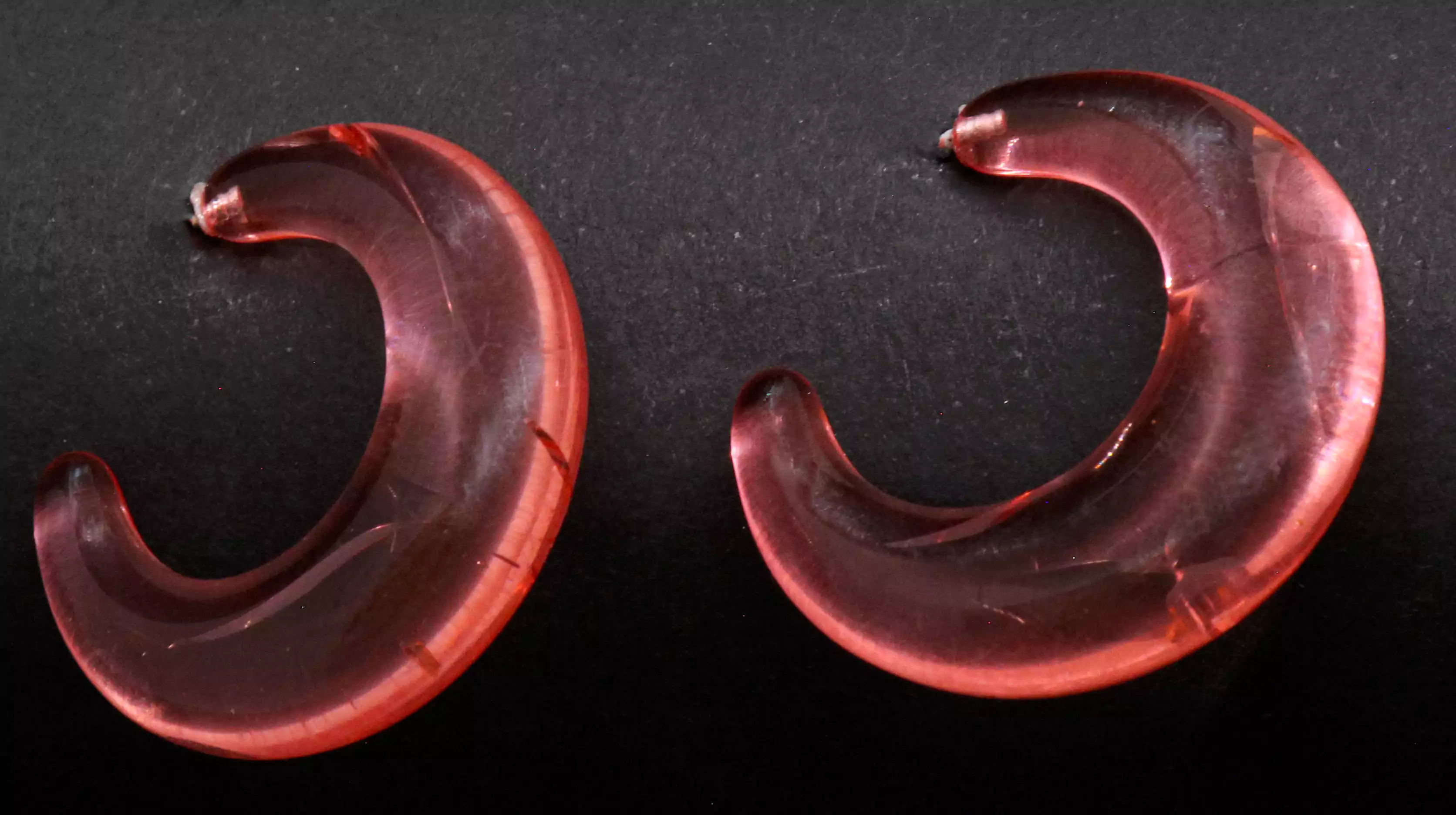 حلق مجوهرات إكريليك على شكل نصف دائرة للنساء والبنات، أقراط متدلية ، وردي شفاف