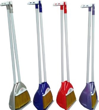 جاروف بفرشاة بلاستيكية للتنظيف يد طويلة - ألوان متعددة