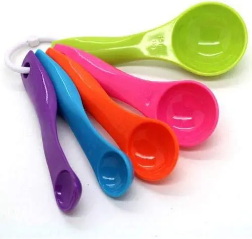 طقم ملاعق معيار بلاستيك 5 قطع - ألوان متعددة