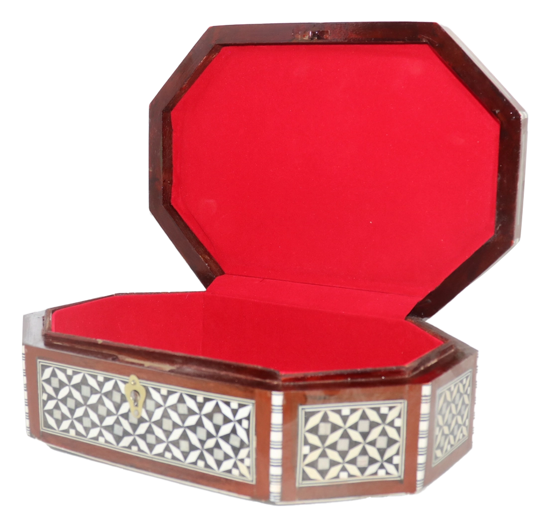 25 cm shell box with key - decorated brown