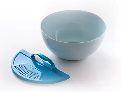 Medstar Pure Plastic Bowl with Strainer, 2.5 litres, blue