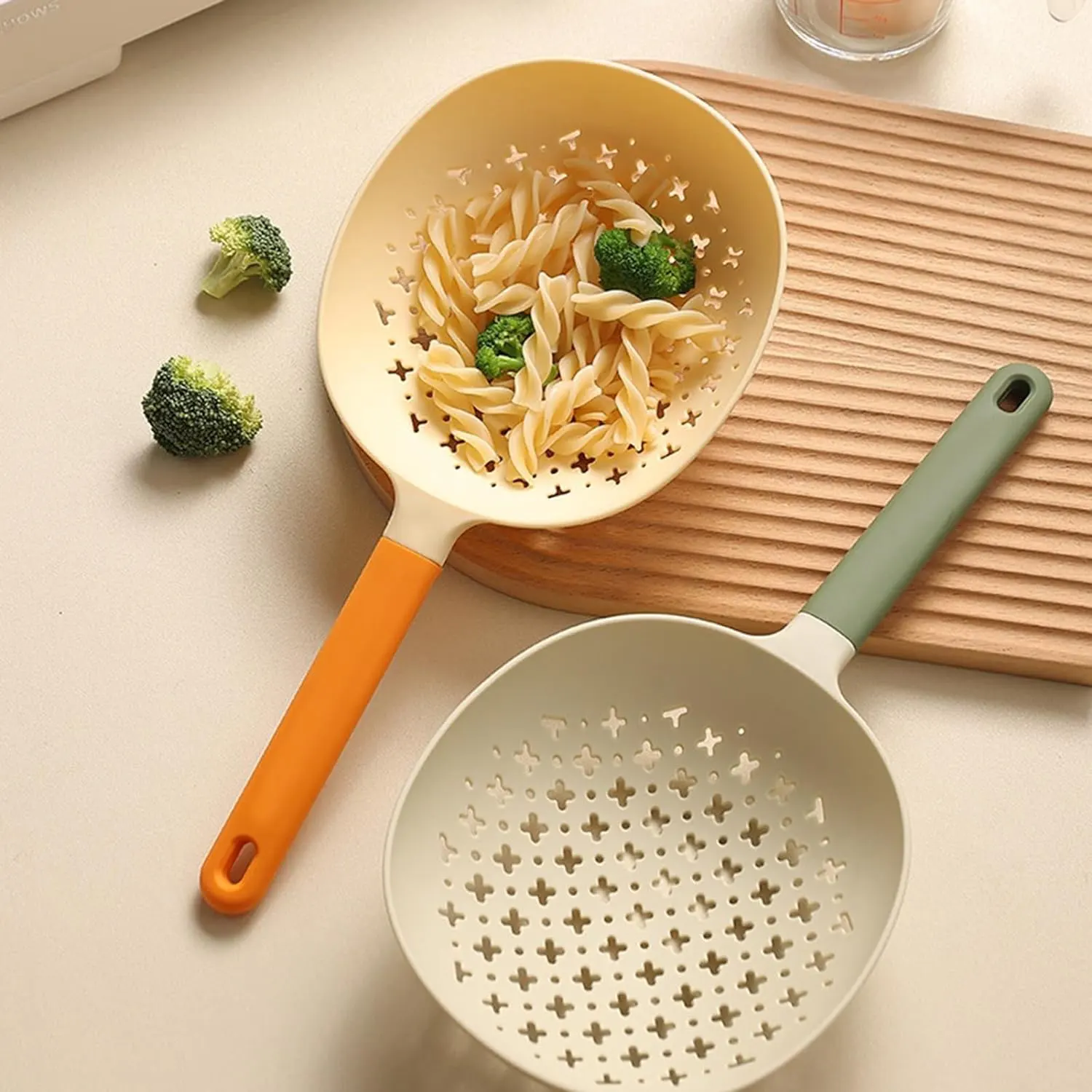 Plastic strainer with hollow handle, green and orange