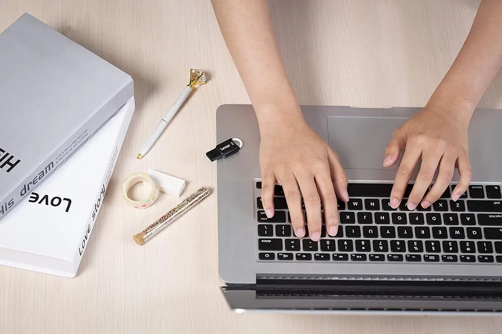 فلاشة ميموري ليكسار JumpDrive V40 ، بسعة 64 جيجابايت ، واجهة USB 2.0 ، أسود ، ( ضمان لمدة 3 أشهر ) ، LJDV40-64GAB