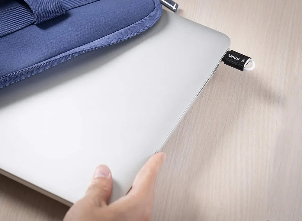 فلاشة ميموري ليكسار JumpDrive V40 ، بسعة 64 جيجابايت ، واجهة USB 2.0 ، أسود ، ( ضمان لمدة 3 أشهر ) ، LJDV40-64GAB