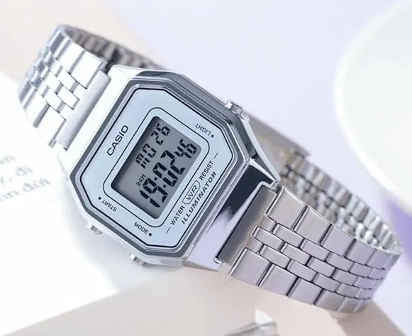 ساعة كاسيو رقمية للنساء، مينا فضية، سوار ستانلس ستيل فضي، LA680WA-7