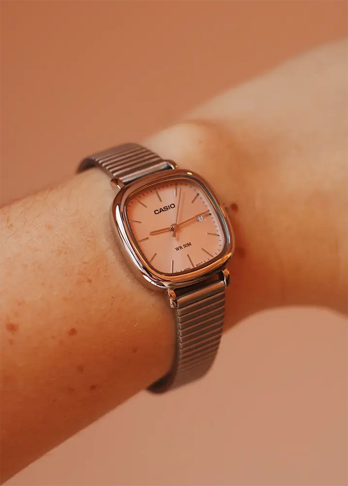 ساعة كاسيو للجنسين ، مينا بينك ، عقارب ، سوار ستانلس ستيل فضي، ساعة يد تناظرية، فضي، LTP-B166D-4AV