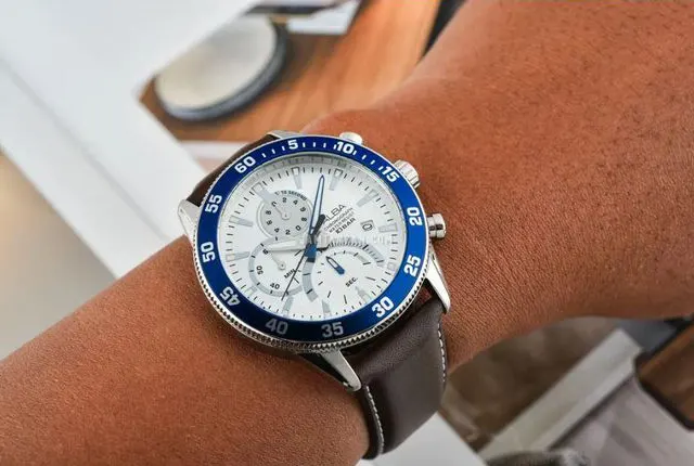 ساعة يد البا رجالي بسوار جلد بني وقرص فضي، AM3901X1