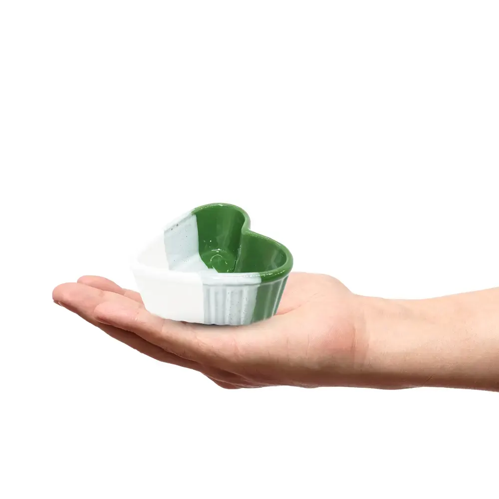 طبق صوص بورسلين شكل قلب أخضر- أبيض