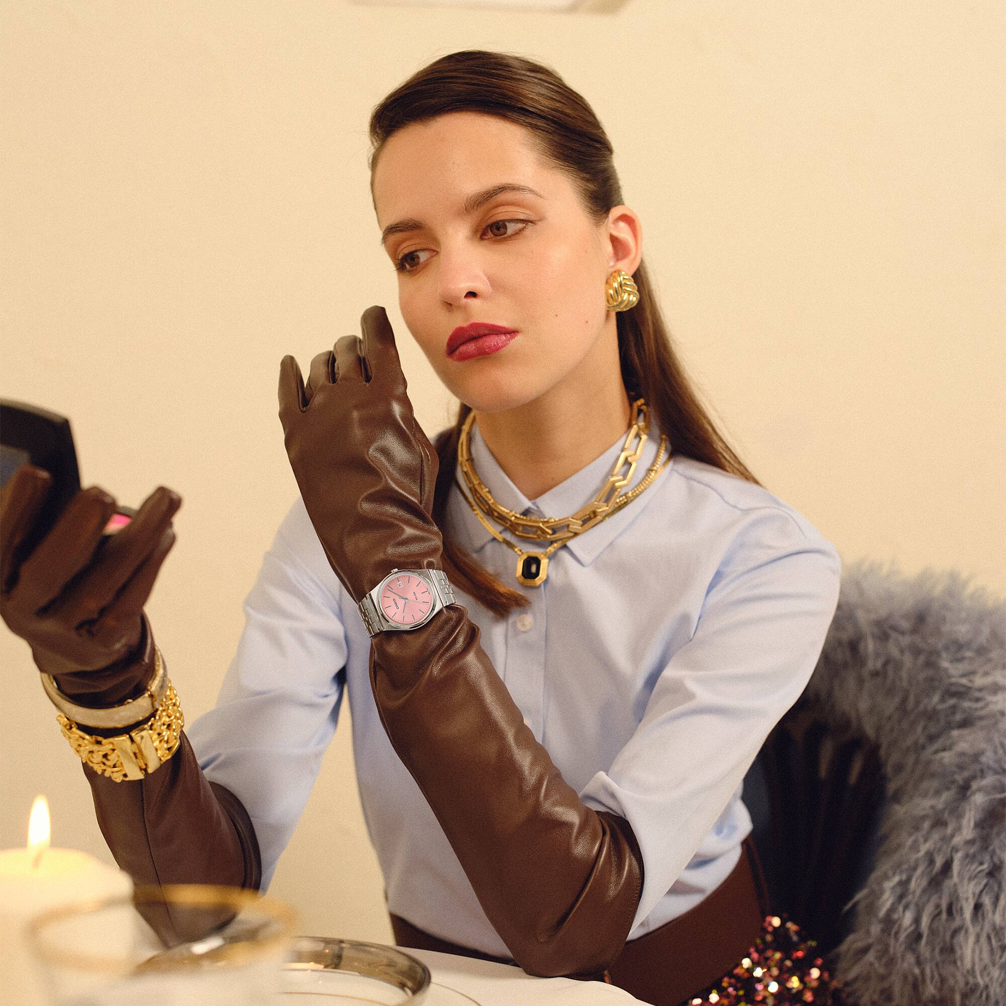 ساعة كاسيو للنساء، مينا بينك، عقارب دائرية، سوار ستانلس ستيل فضي، MTP-B145D-4AVDF