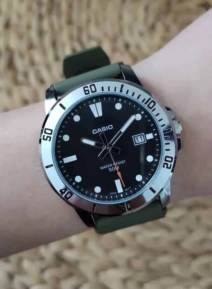 ساعة كاسيو للرجال، عقارب دائرية، مينا كحلي، سوار من الراتنج الاخضر، MTP-VD01-3EVUDF