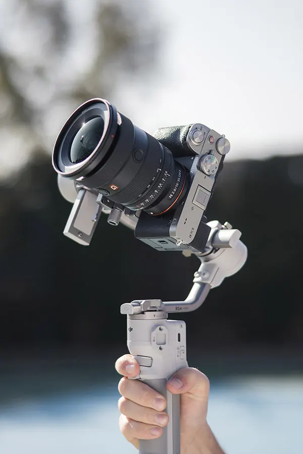 جيمبل دي جيه اي RS 4 MINI، ملائم للكاميرا والهاتف، 3 محاور، قفل محاور آلي من الجيل الثاني، تتبع ذكي، توازن معزز بالتيفلون، شاشة ديجيتال