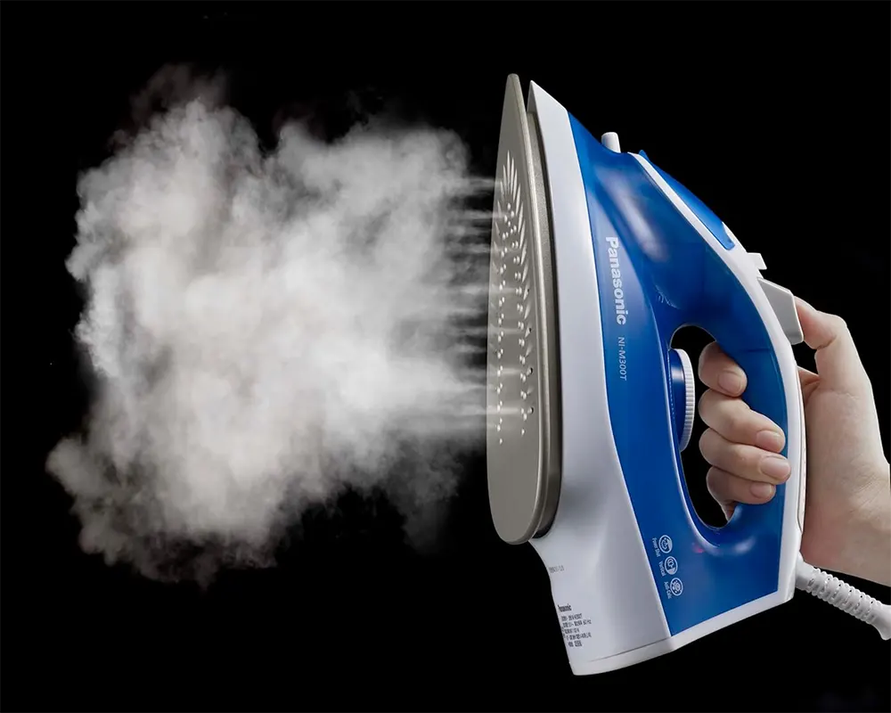 مكواة ملابس بخار باناسونيك، 1800 وات، خزان 210 مللي، قاعدة التيتانيوم، NI-M300TATD ( ضمان بغداد BTC)